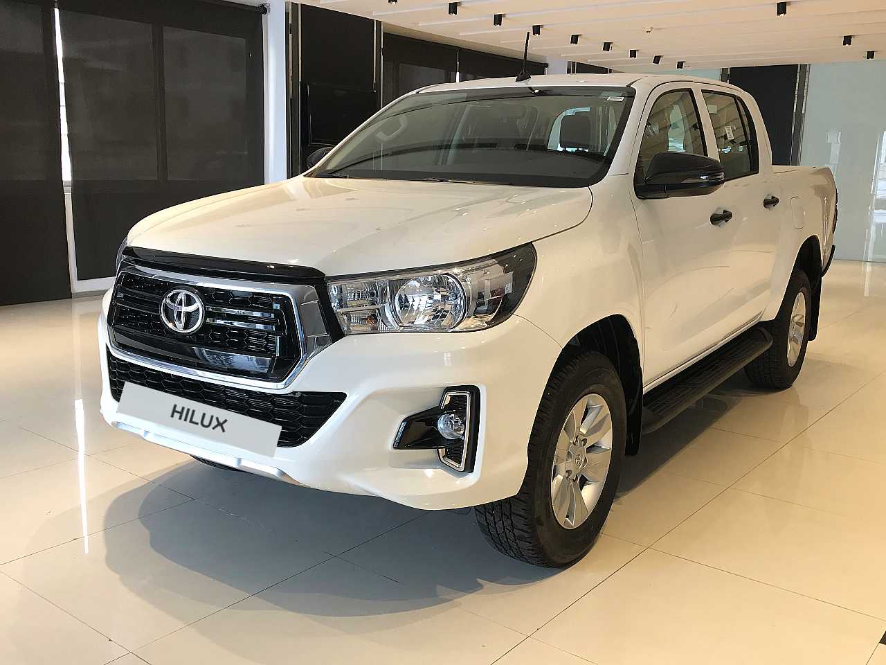 Toyota-Hilux-Pickup-Truck-4
